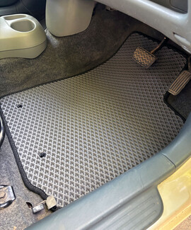 Ворсовые коврики на Toyota Vitz I 1998 - 2005 в Смоленске Ворсовые коврики на Toyota Vitz I 1998 - 2005 в Смоленске