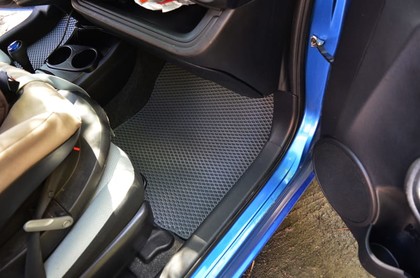 Ворсовые коврики на Toyota Prius C 2011 - 2021 в Смоленске